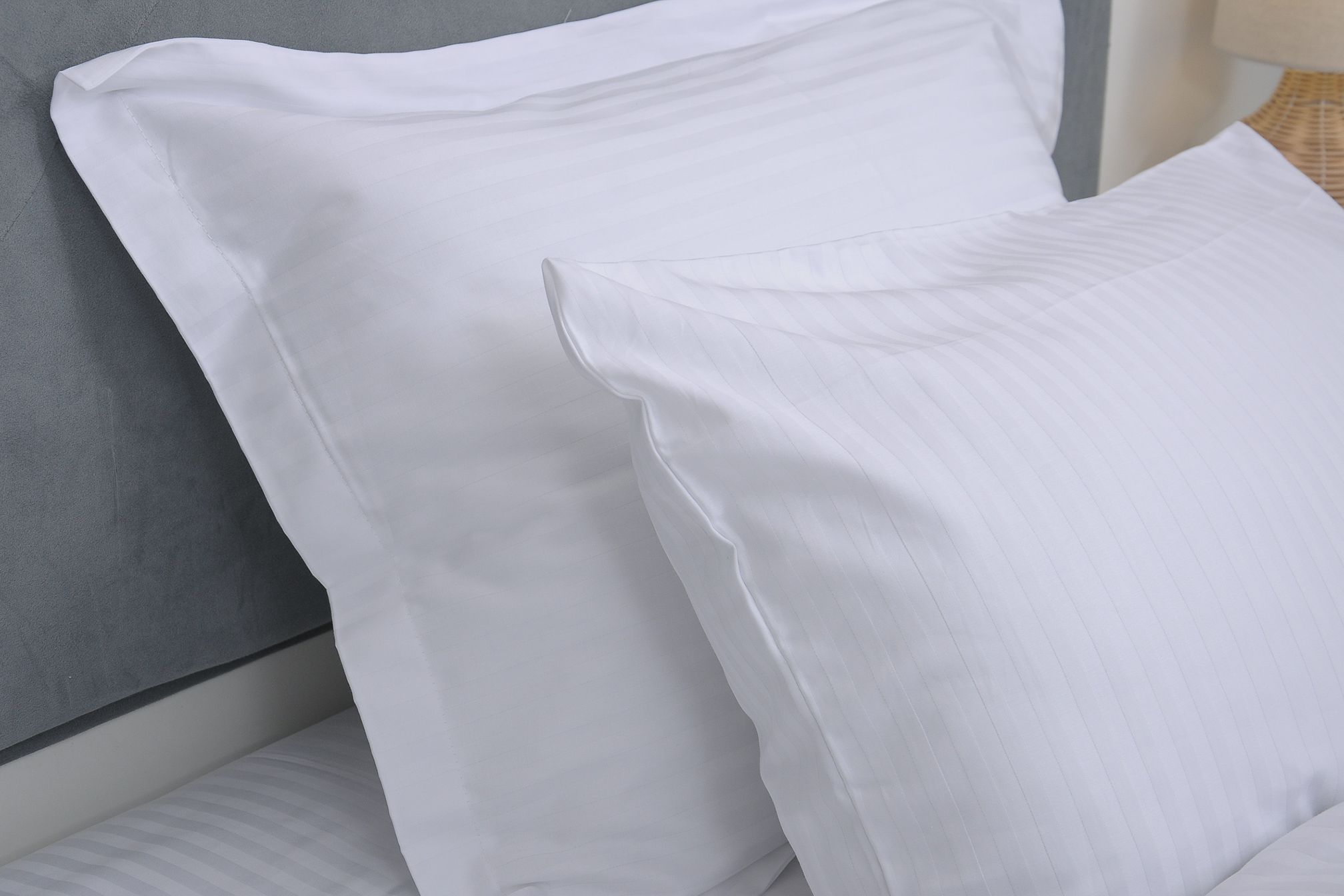 Комплект постельного белья полуторный Amore Prime305 Premium страйп-сатин белый (KPB-A1,5-ST-Prime305(1x1)4pil 70x70_) - фото 6 Комплект постельного белья полуторный Amore Prime305 Premium страйп-сатин белый (KPB-A1,5-ST-Prime305(1x1)4pil 70x70_) - фото 6