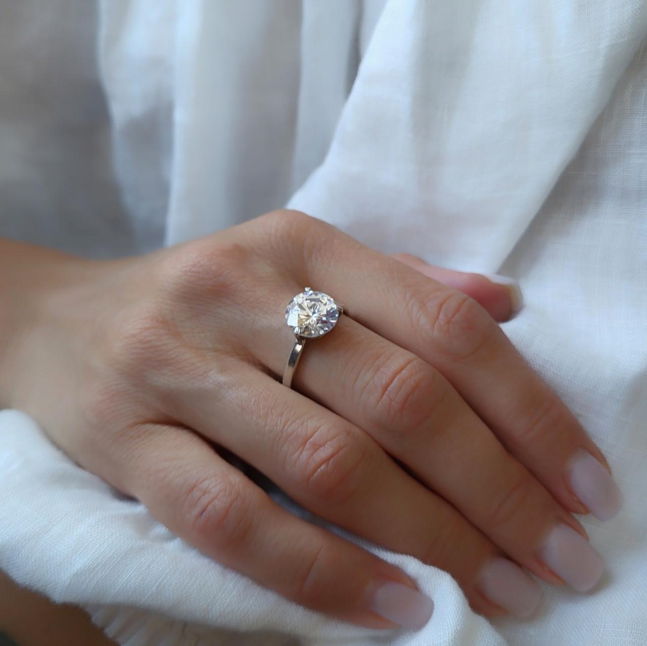 Каблучка з великим білим камнем срібло 925 проби 1455 р. 20,5 (2.00г) - фото 6 Каблучка з великим білим камнем срібло 925 проби 1455 р. 20,5 (2.00г) - фото 6