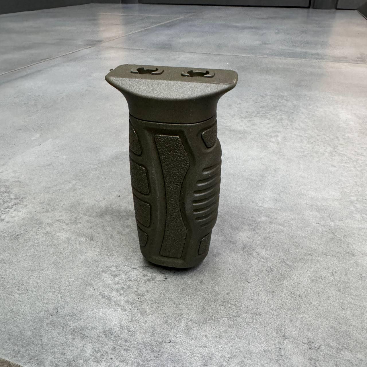 Рукоятка переноски огня DLG Tactical DLG-165 на M-LOK прорезиненная с отсеком для хранения Олива (246339) - фото 3 Рукоятка переноски огня DLG Tactical DLG-165 на M-LOK прорезиненная с отсеком для хранения Олива (246339) - фото 3