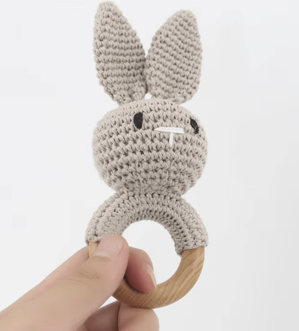 Прорезыватель-погремушка вязаный Зайка Серый (143956)