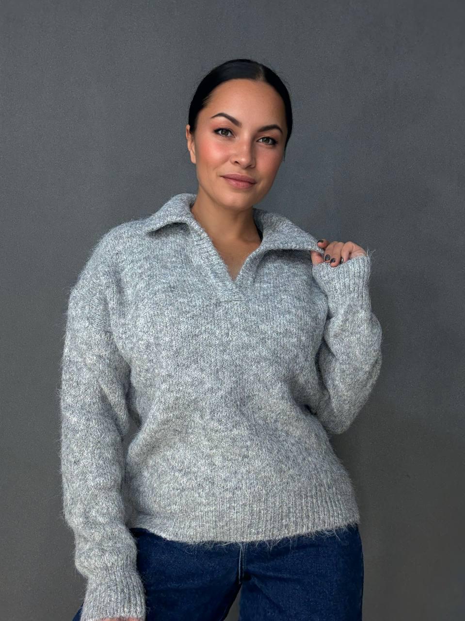 Светр жіночий A-N 19-1 з коміром поло теплий вільний OS Сірий (5770) Светр жіночий A-N 19-1 з коміром поло теплий вільний OS Сірий (5770)