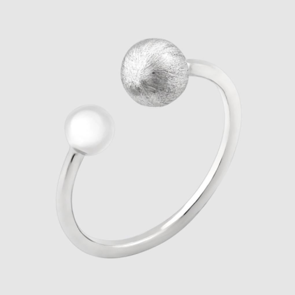 Кольцо без камней два шарика серебро 925 пробы родированное 2,74 г р. 16,5-17,5 (вс147р)