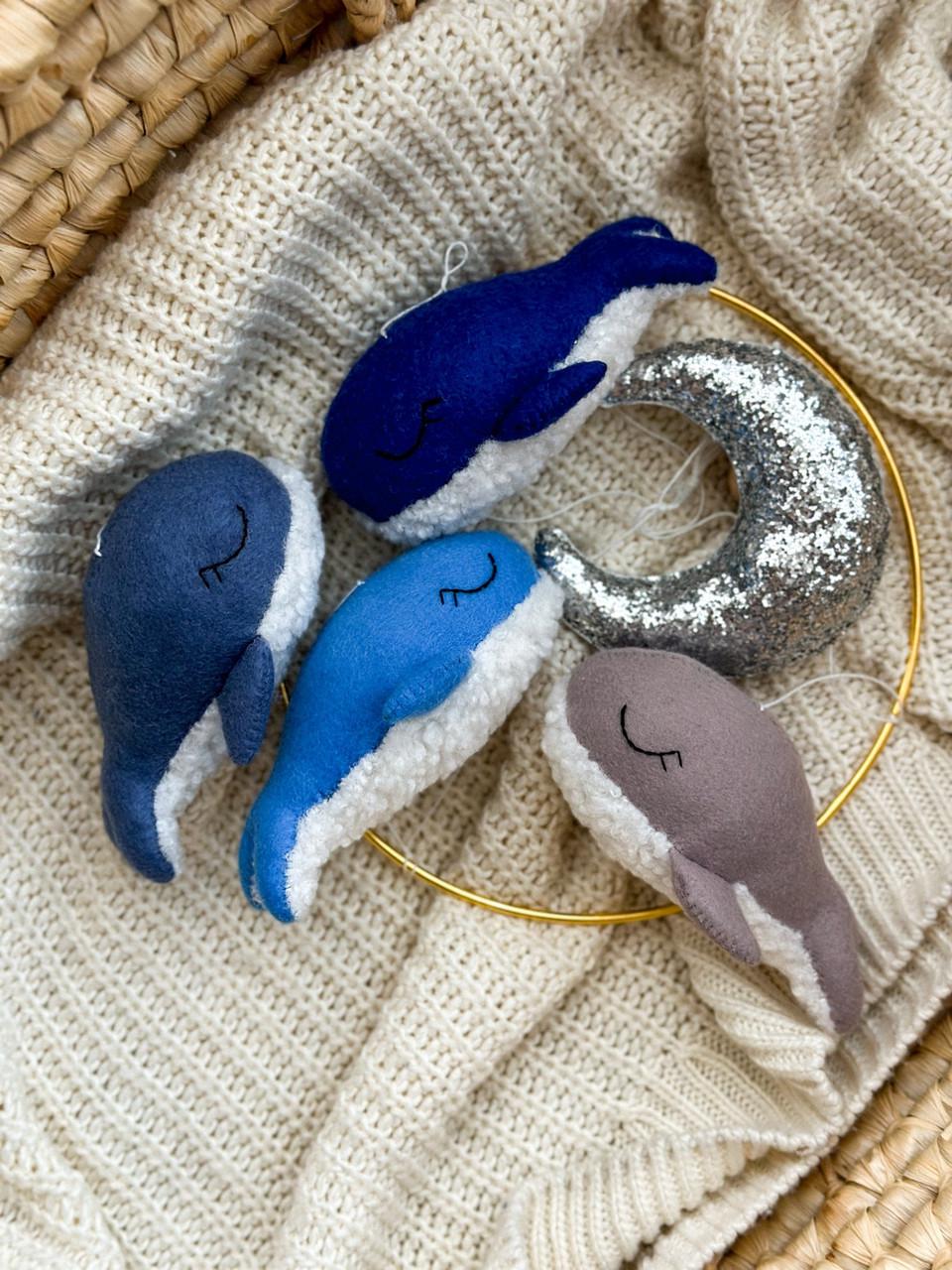 Мобиль детский музыкальный WooolyWool Киты с 35 мелодиями (27861152)