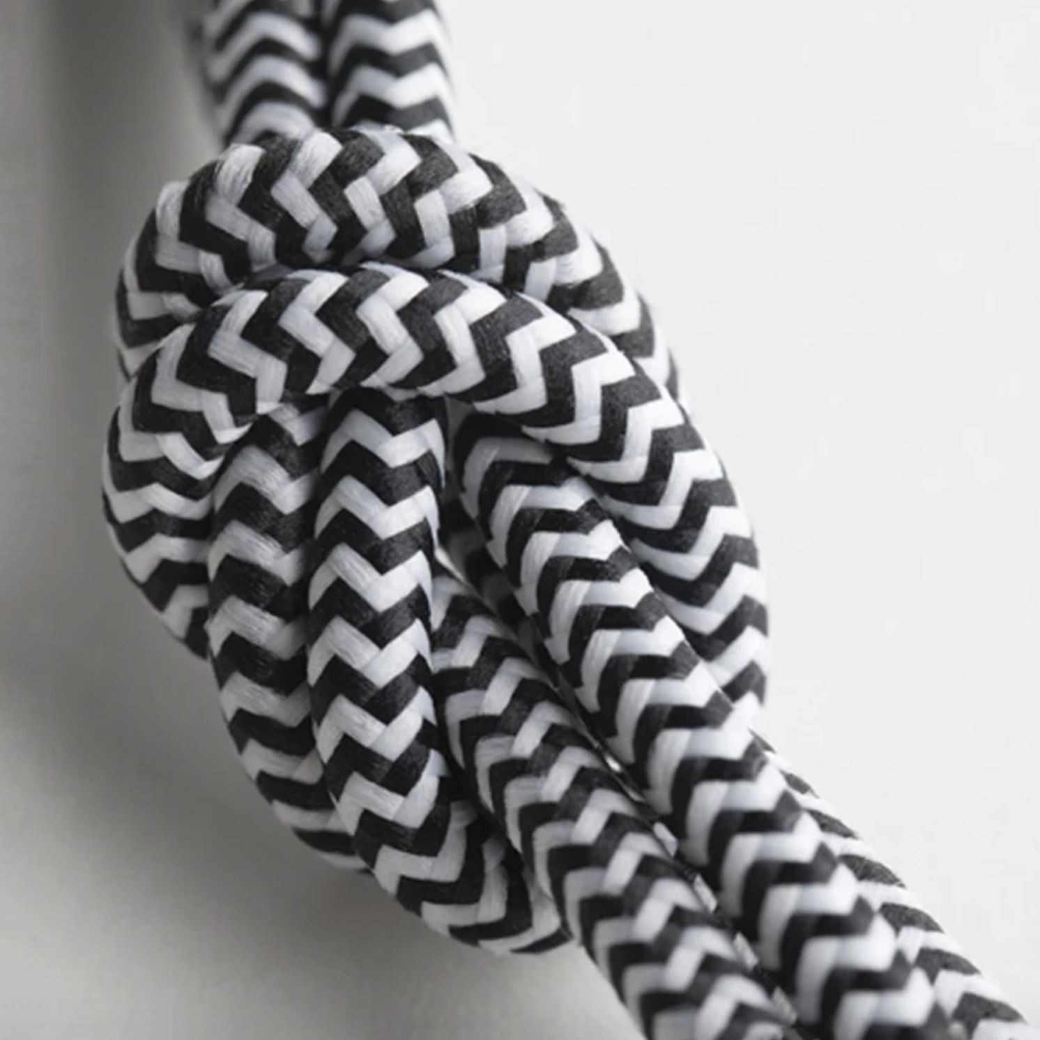 Кабель синхронизации Native Union Belt Cable 1.2m USB-C to Lightning, Zebra (BELT-KV-CL-ZEB-2) - фото 3 Кабель синхронизации Native Union Belt Cable 1.2m USB-C to Lightning, Zebra (BELT-KV-CL-ZEB-2) - фото 3