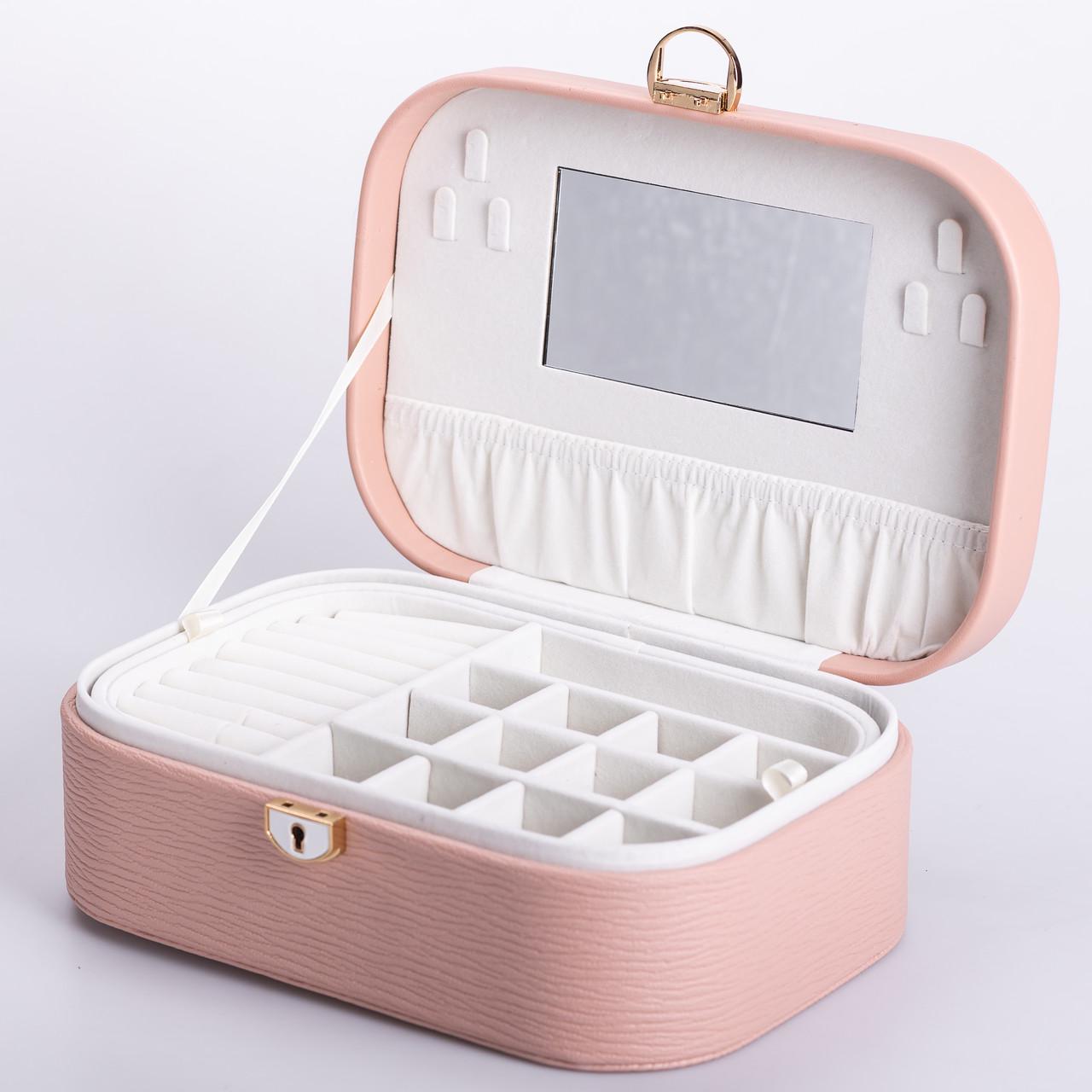 Шкатулка для украшений из эко кожи 2 яруса с замком для ювелирных изделий (6656) Шкатулка для украшений из эко кожи 2 яруса с замком для ювелирных изделий (6656)