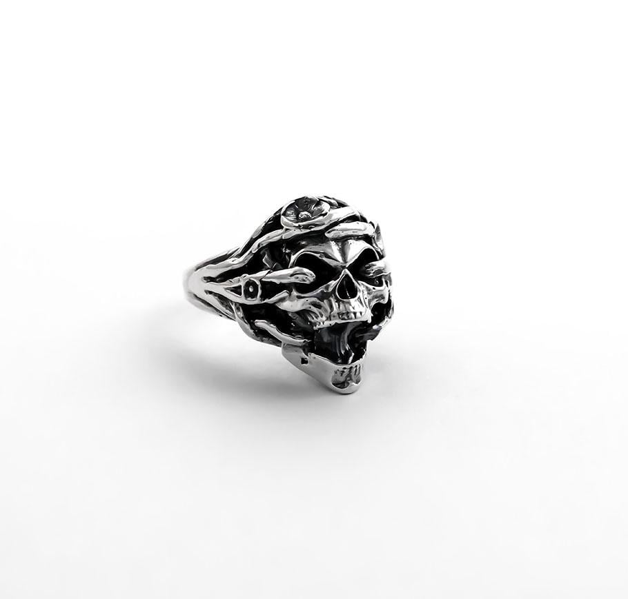 Кольцо в виде черепа Maxi Silver 5618 SE р. 21 (8561883)