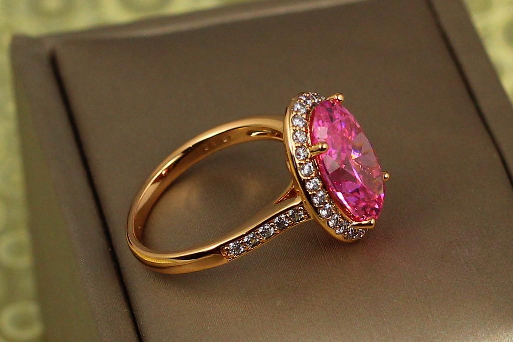 Каблучка Xuping Jewelry Малинки з рожевим каменем р. 16 Золотистий