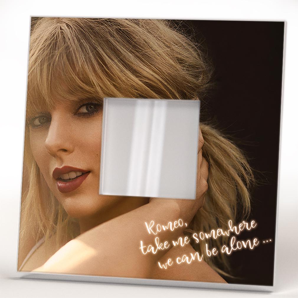 Зеркало декоративное Певица Тейлор Свифт 260х260 мм (M04662) - фото 2 Зеркало декоративное Певица Тейлор Свифт 260х260 мм (M04662) - фото 2