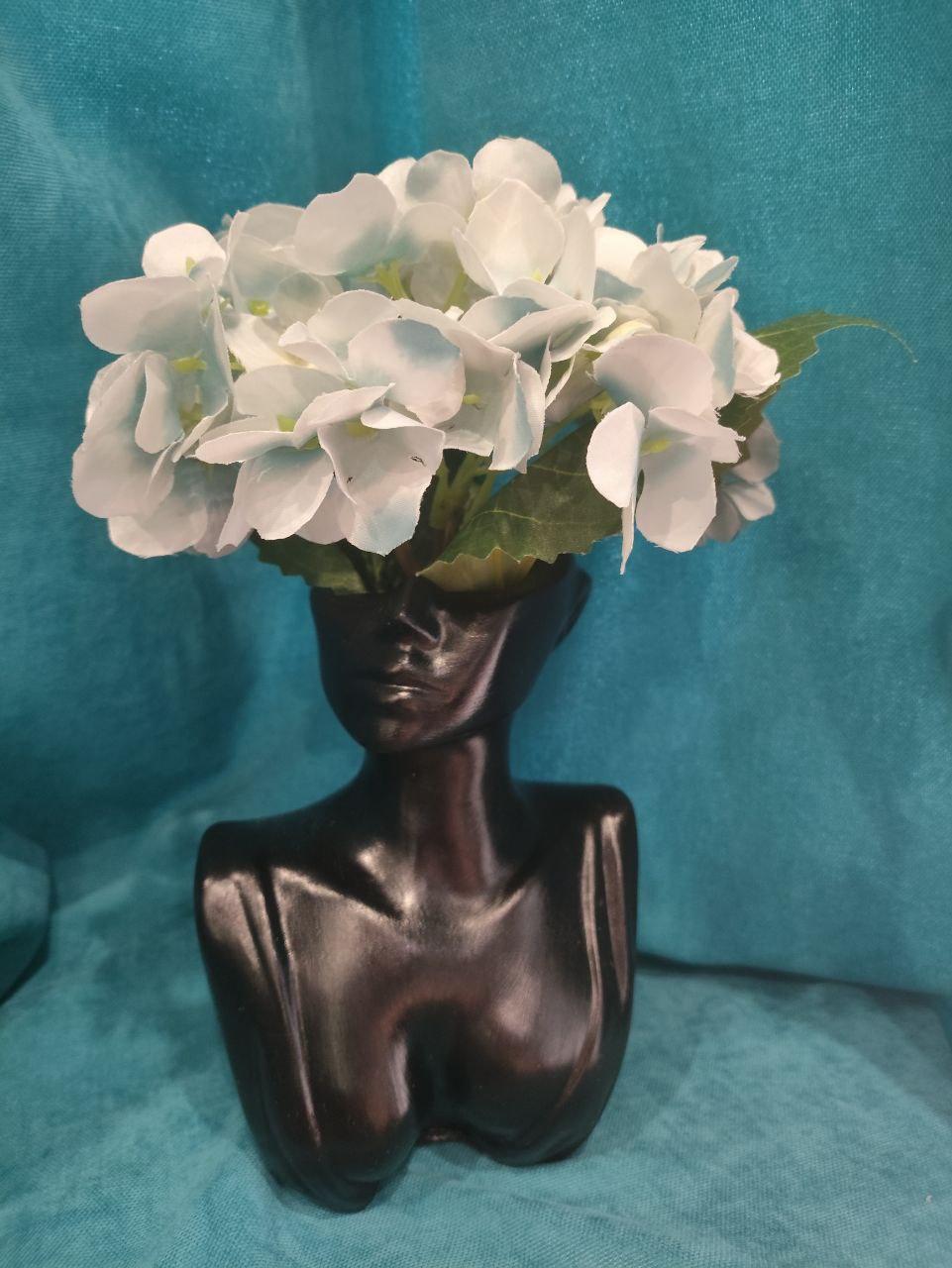 Ваза женский бюст с искусственной гортензией 16,5 см Черный (2754917981) Ваза женский бюст с искусственной гортензией 16,5 см Черный (2754917981)