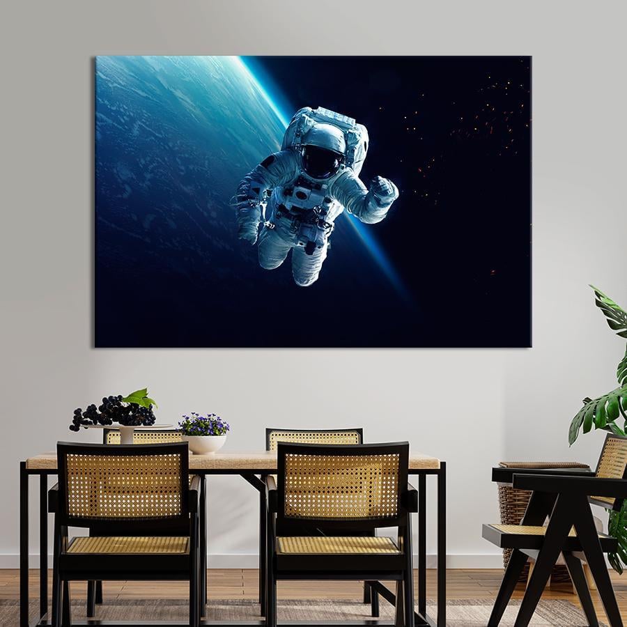 Картина на холсте Космонавт в космической невесомости 80x54 см (V212-1_L)