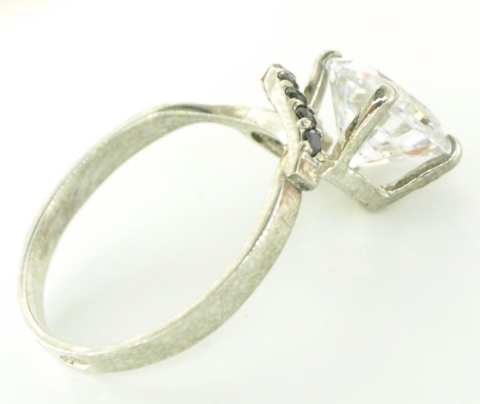 Кольцо из серебра с фианитом р. 16 (2101600263)