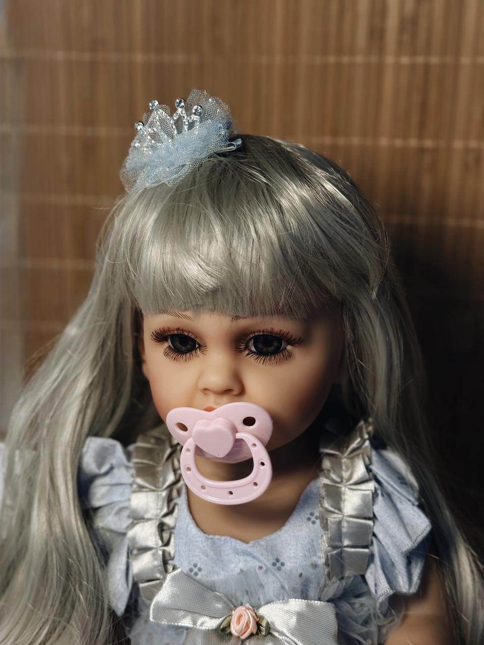 Кукла кукла реалистичная KEIUMI винил-силиконовая в платьице с короной 55 см Серо-голубой - фото 4 Кукла кукла реалистичная KEIUMI винил-силиконовая в платьице с короной 55 см Серо-голубой - фото 4