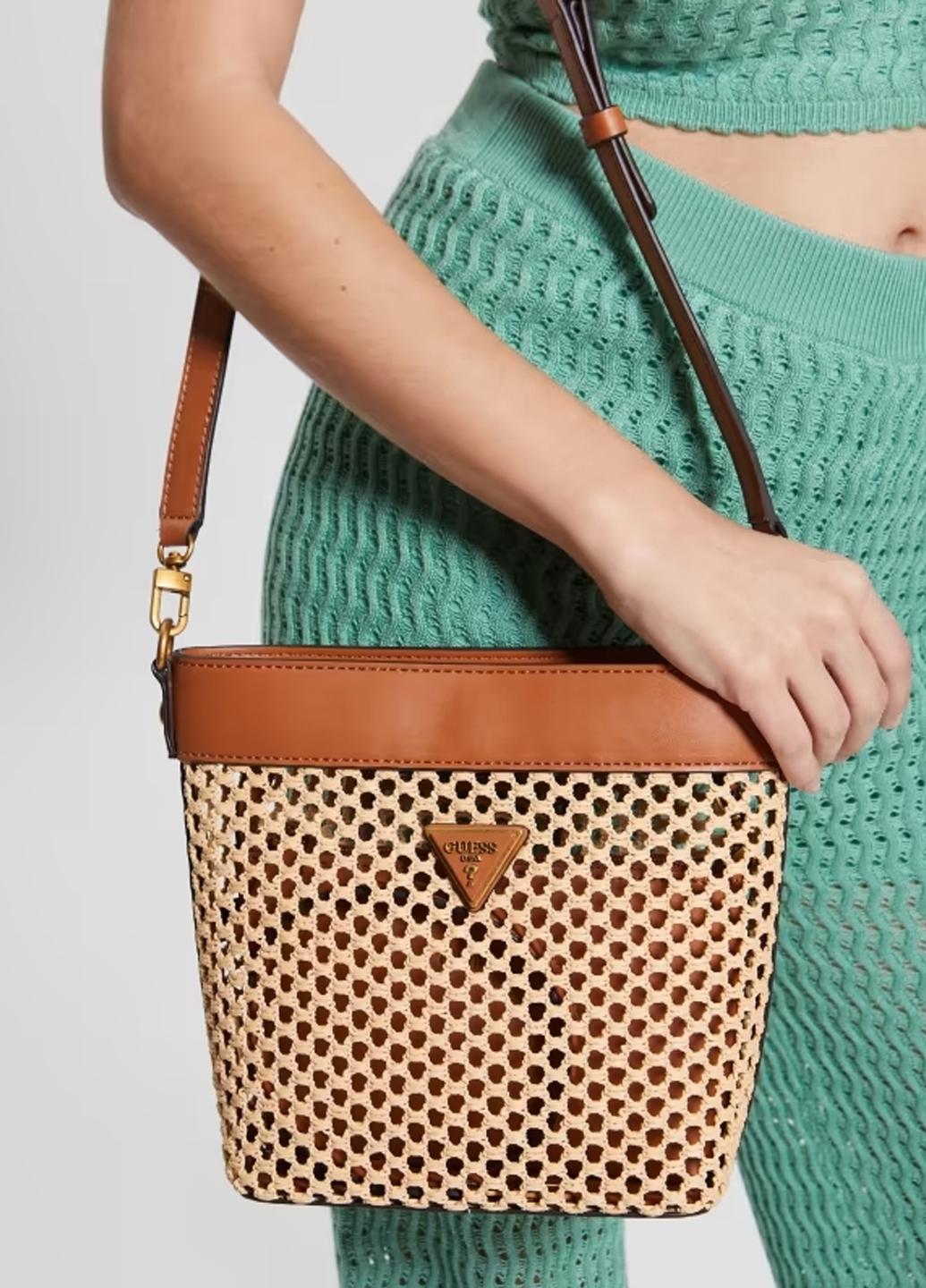 Сумка c косметичкой сумка корзина женская соломенная Guess VIKKY DRAWSTRING BUCKET HWWH6995040-COG Желтый - фото 12