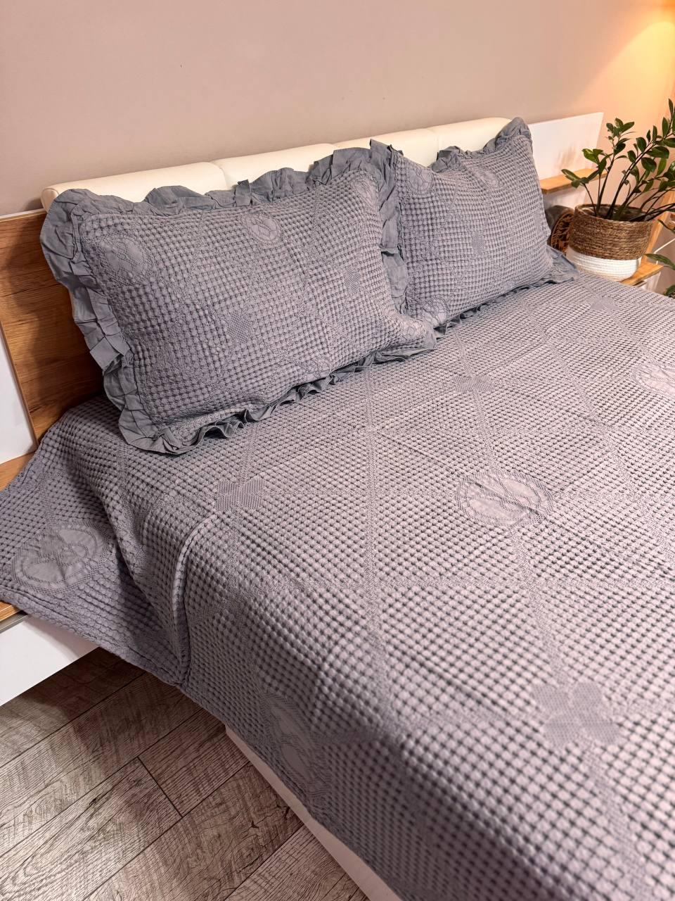 Комплект вафельный евро покрывало-простынь 200х230 см/наволочки с рюшами 2 шт. 50х70 см Графитовый (П4К-al-n-vaf-004) - фото 3 Комплект вафельный евро покрывало-простынь 200х230 см/наволочки с рюшами 2 шт. 50х70 см Графитовый (П4К-al-n-vaf-004) - фото 3