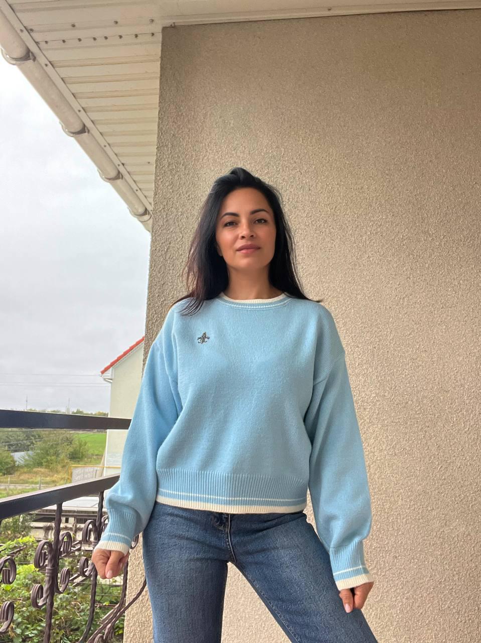 Светр жіночий A-N 6101 широкий прикраса вензель попереду з камінням OS Блакитний (2919) - фото 4