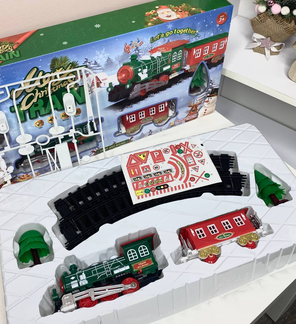 Дитяча залізниця Fun Game JHX6637 Новорічний ЖД локомотив з залізничним полотном до 132 см та вагончиком (2371624267) - фото 4 Дитяча залізниця Fun Game JHX6637 Новорічний ЖД локомотив з залізничним полотном до 132 см та вагончиком (2371624267) - фото 4