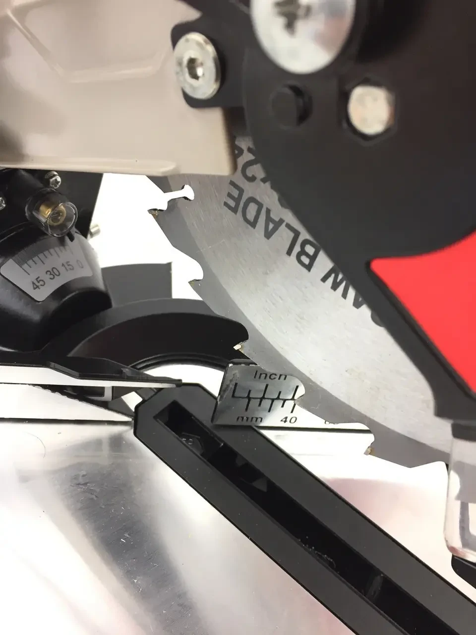 Торцовочная пила LEX LXCM210 2100BT 210 мм 5200 об/мин. (2241) - фото 5 Торцовочная пила LEX LXCM210 2100BT 210 мм 5200 об/мин. (2241) - фото 5