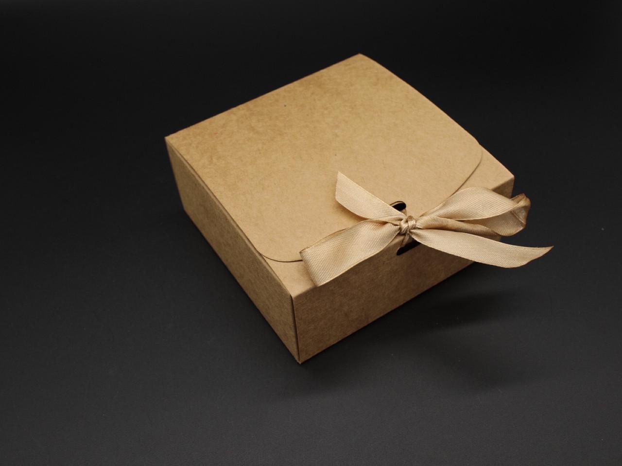 Коробка подарункова зі стрічкою збірна з відкидною кришкою 11,5х11,5х5 см Крафт (OA-24) - фото 3 Коробка подарункова зі стрічкою збірна з відкидною кришкою 11,5х11,5х5 см Крафт (OA-24) - фото 3