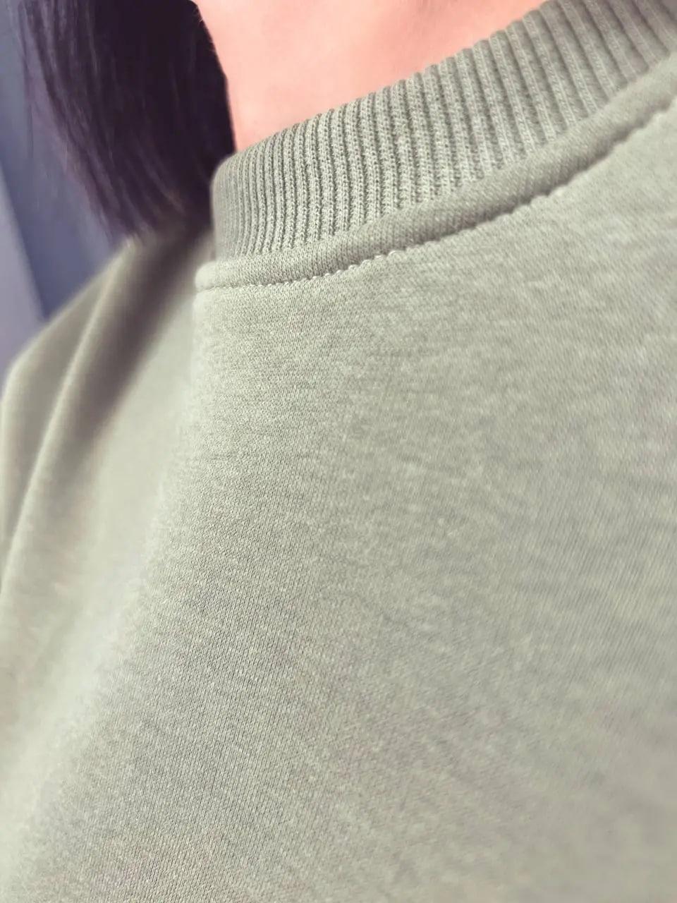 Свитшот женский PEPPER MINT 24-14 базовый простой удлиненный оверсайз M Хаки (947) - фото 2 Свитшот женский PEPPER MINT 24-14 базовый простой удлиненный оверсайз M Хаки (947) - фото 2