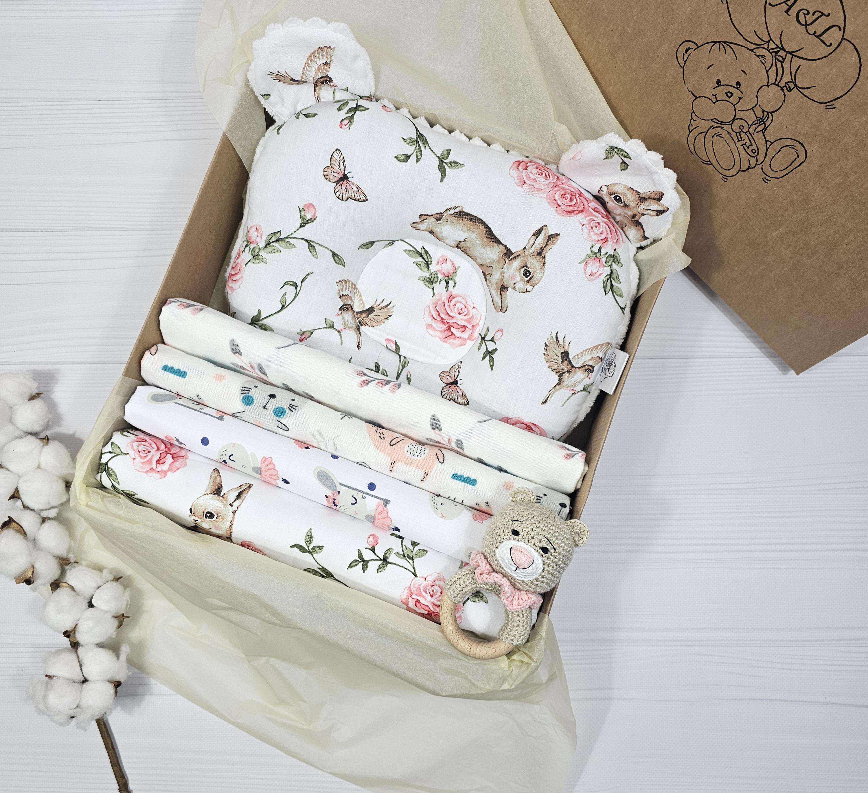 Набор пеленок с погремушкой a.l.babybox Зайчики в розах 6 шт. Молочный (NA 21104945)