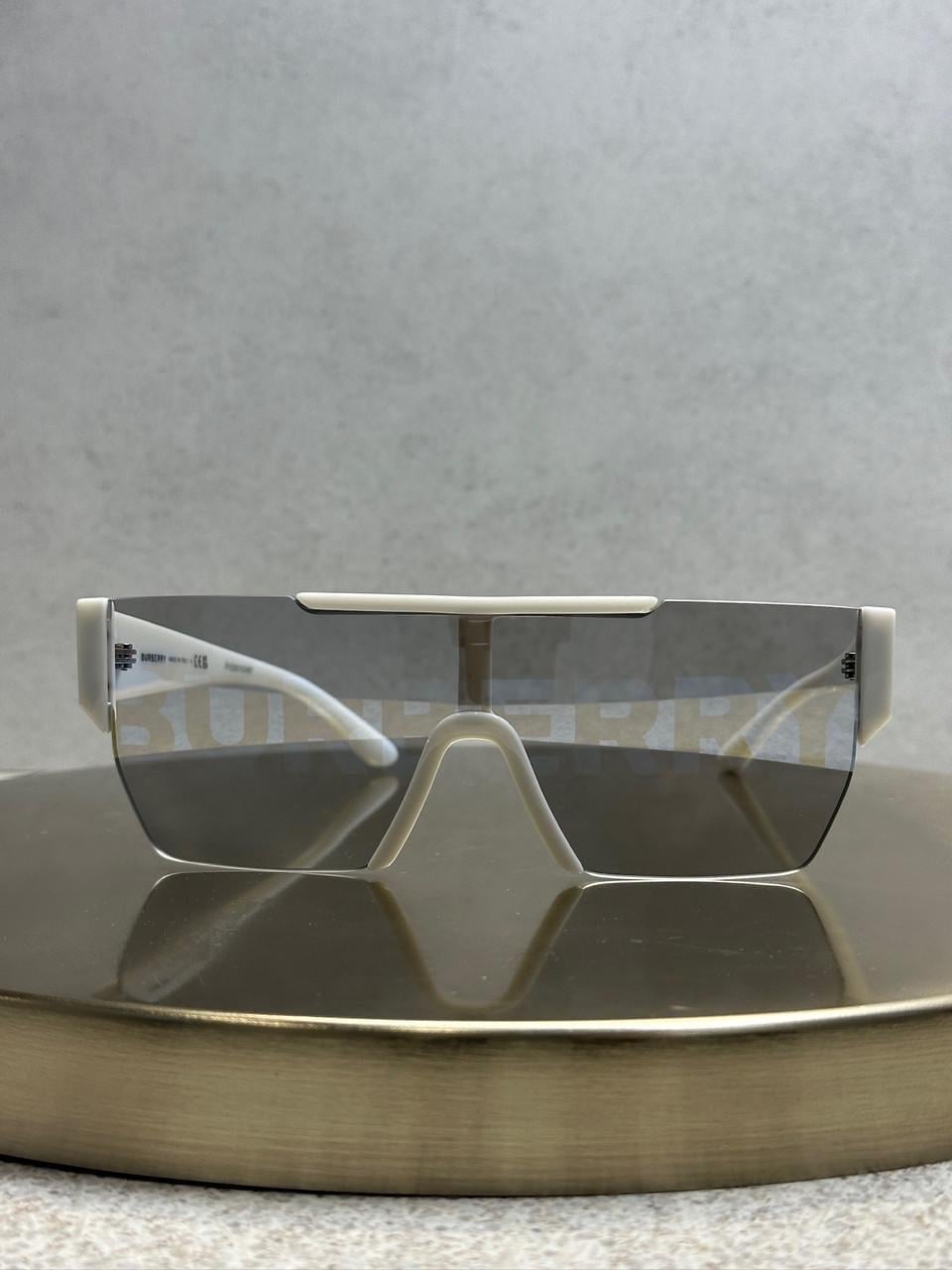 Солнцезащитные очки Burberry BE4291 300787 White/Grey