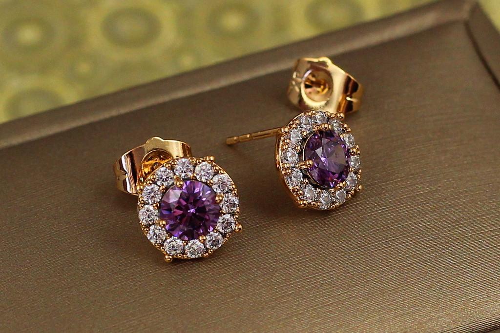 Серьги гвоздики Xuping Jewelry фиолетовый камень в ободке из фианитов 9 мм Золотистый (2265249566)