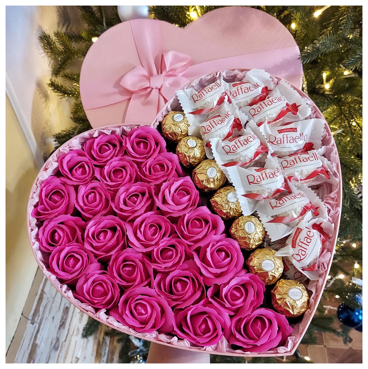 Подарунковий бокс у формі серця з трояндами з мила та солодощам рожеві квіти 23 шт. (1746171298) - фото 2