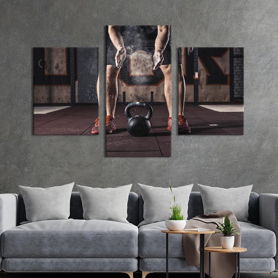 Картина для интерьера Парень с гирей в спортзале 66x40 см (491-32)