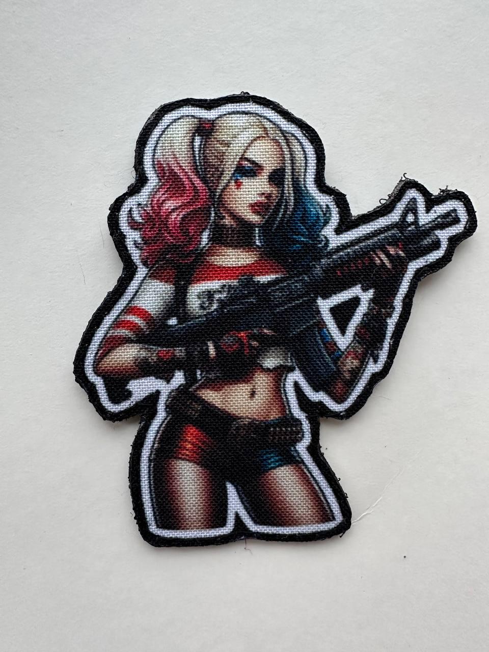 Шеврон Девушка Harley Quinn с автоматом фигурная на липучке (HARLEY_QUINN3)