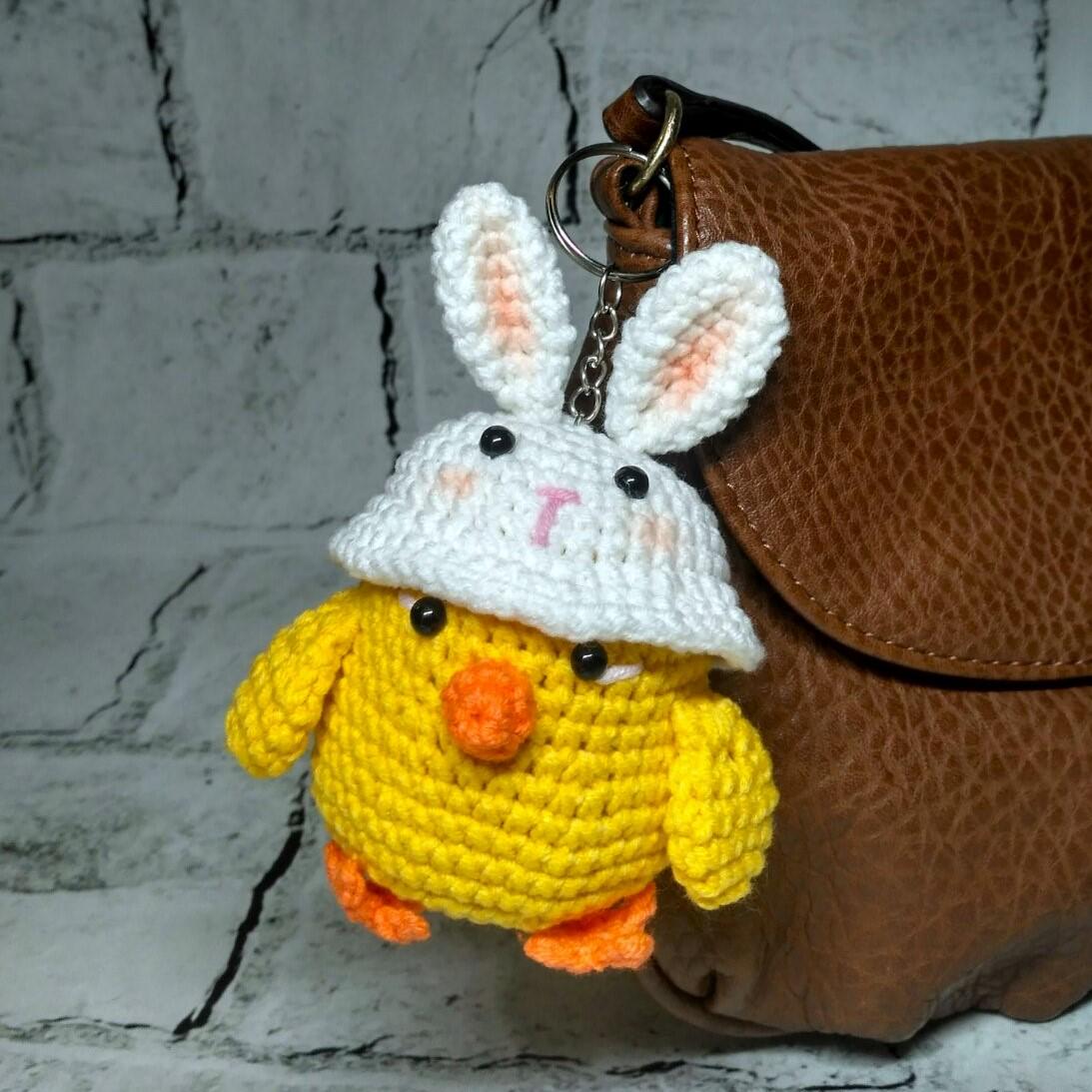 Брелок Цыпленок в шапочке вязаный ручной работы амигуруми 7х5 см Желтый (202-71-1)