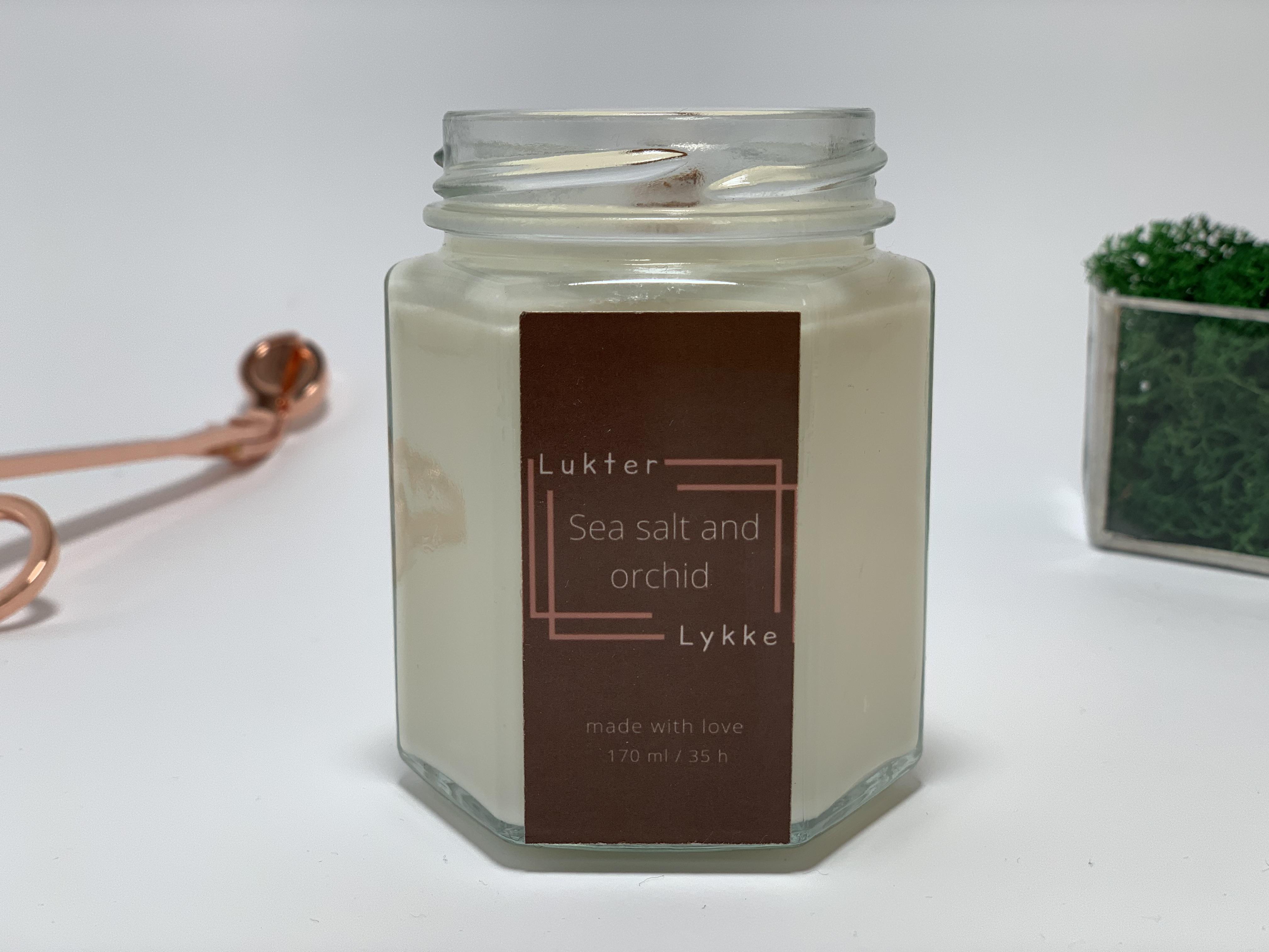 Ароматична свічка із соєвого воску в баночці з кришкою Sea salt & Оrсhid Lukter Lykke 170 мл