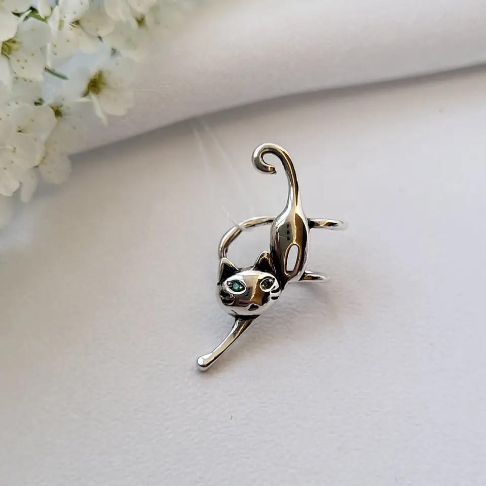 Сережка-каффа зі срібла Кіт із зеленими очима 1,20 г