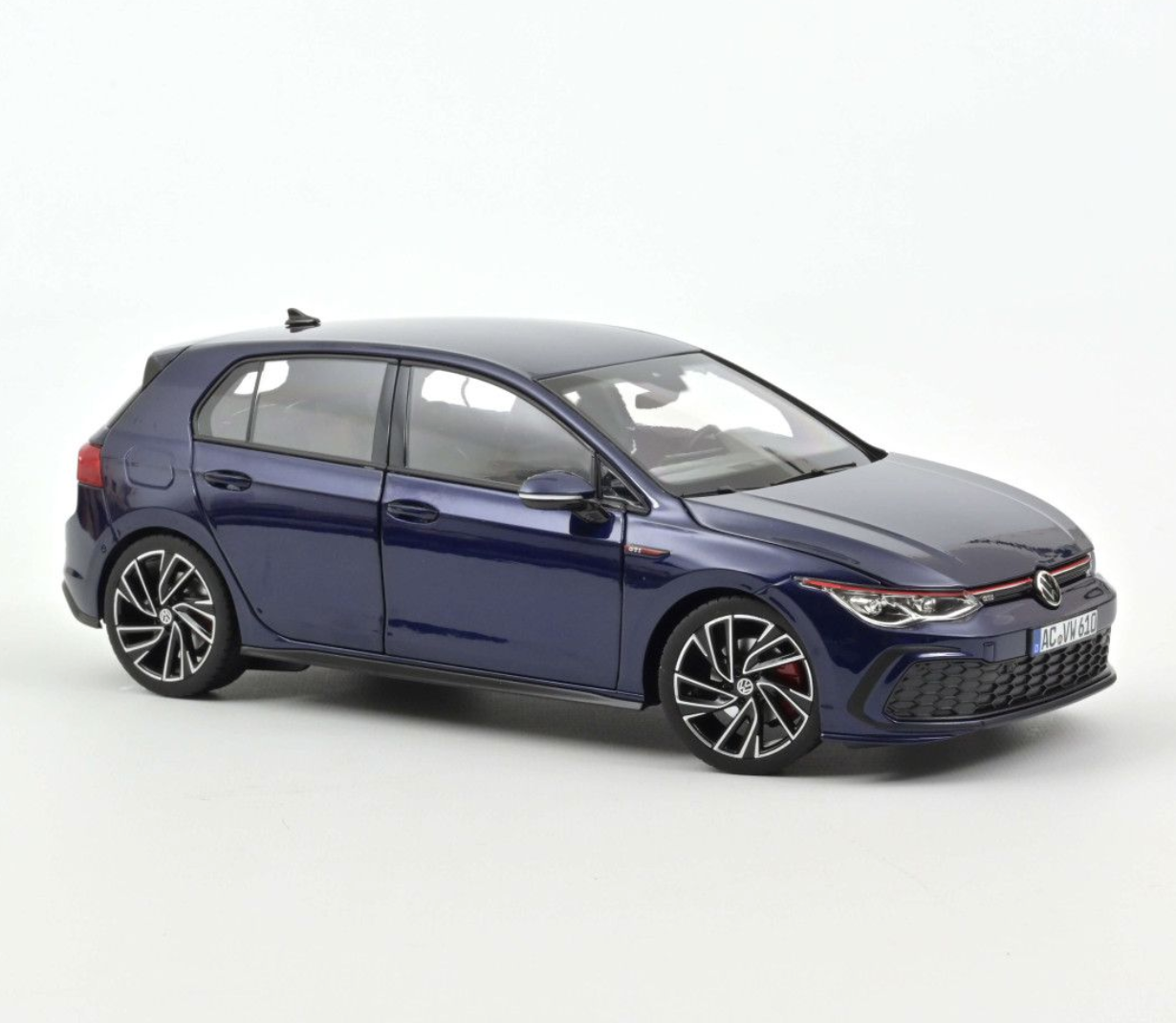 Модель автомобиля Norev 1:18 Volkswagen Golf 8 Blue metallic (188594)