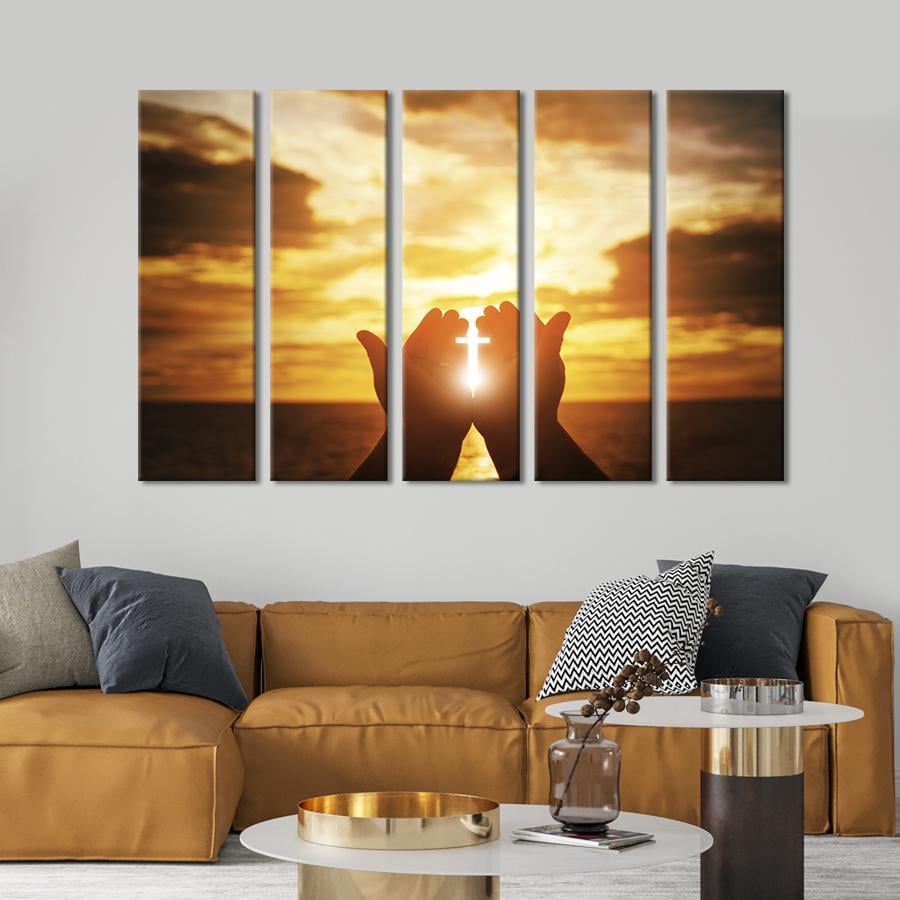 Модульна картина з 5 частин на полотні Хрест зі світла в руках віруючої людини 87x50 см (471-51)
