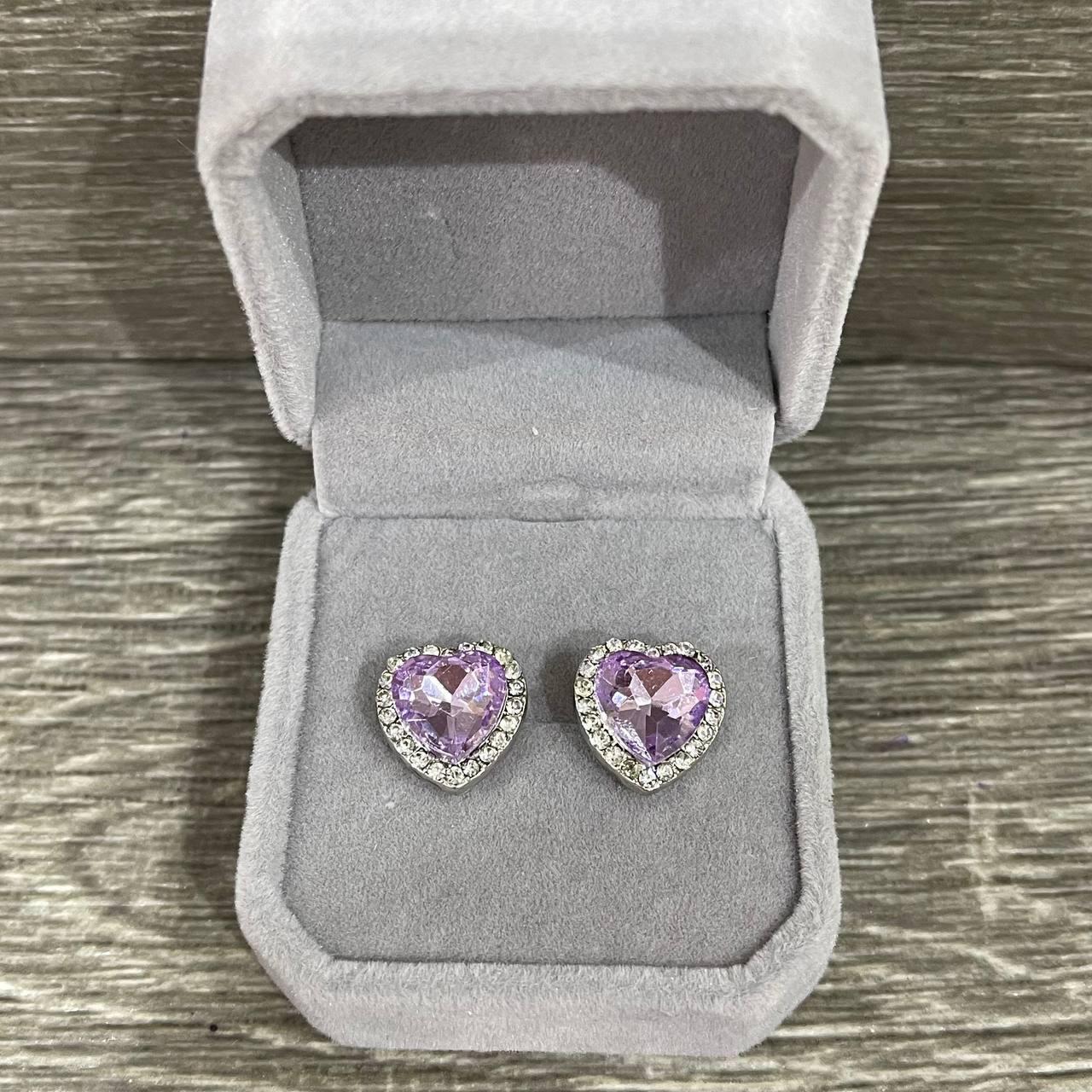 Серьги пусеты сердечки аметист с цирконами в серебре бижутерный сплав с цирконами Фиолетовый/Серебристый (1968800218)