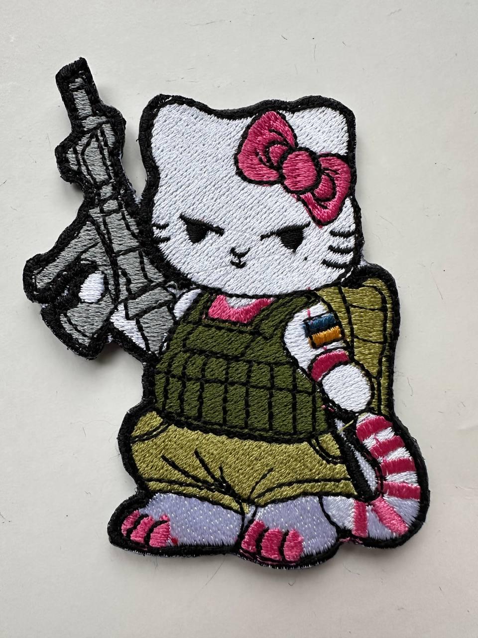 Шеврон вышитый 'Hello Kitty с автоматом фигурный на липучке (30642293)