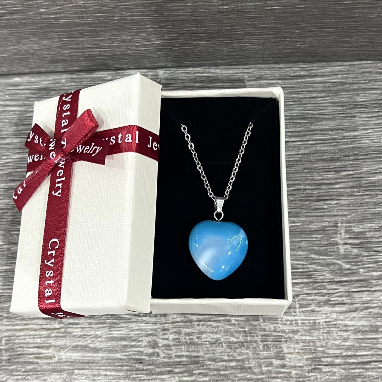 Кулон с натуральным камнем Агат голубой в форме сердца 19 мм на ювелирной цепочке в коробочке (83333346)