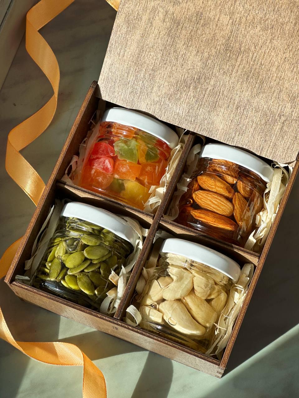 Набір подарунковий фірмовій дерев'яній коробці горішки в меді акації 4 баночок 50 г