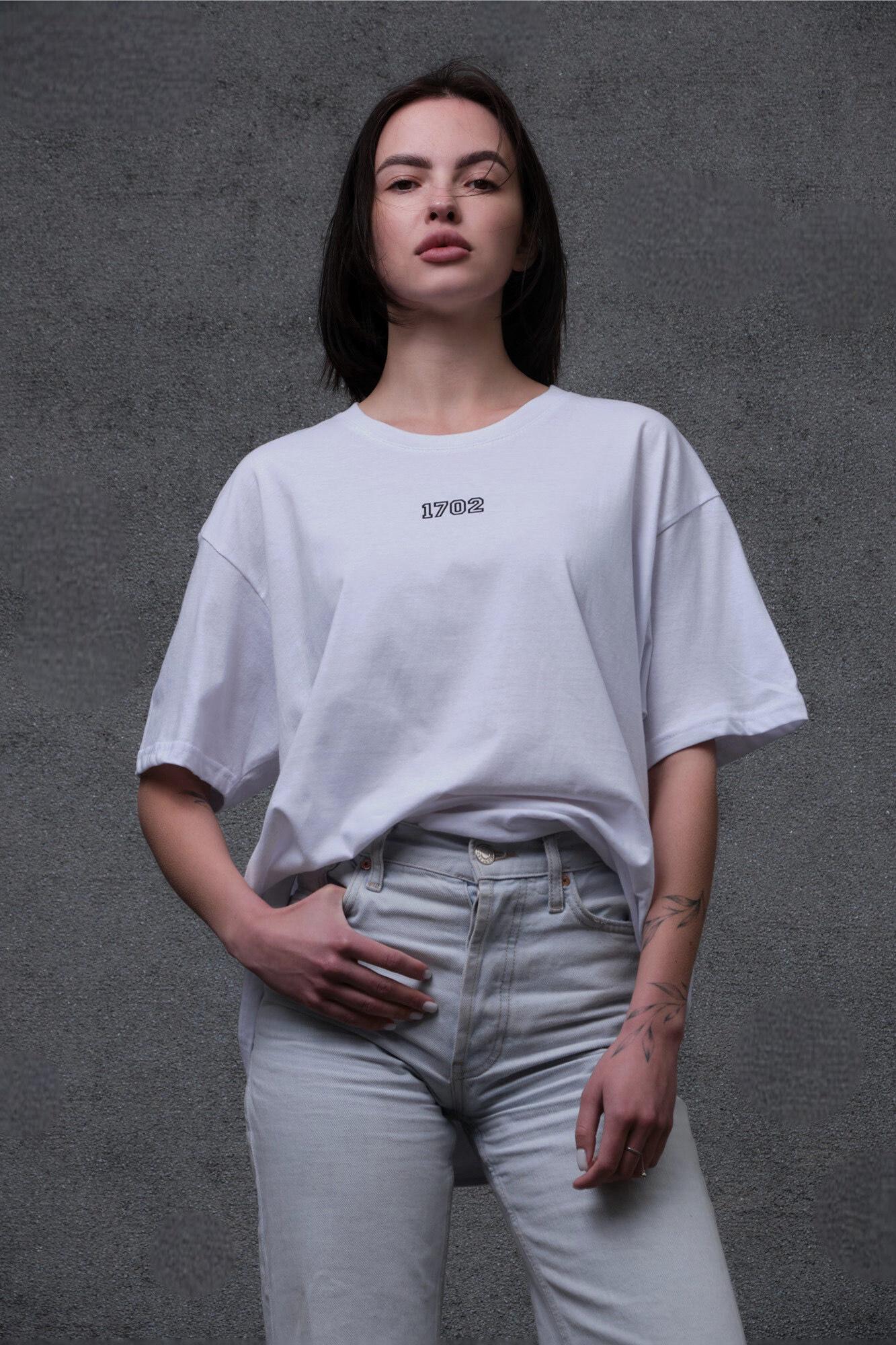 Футболка женская Without с принтом Sally оверсайз S/M White (S8049659) - фото 3 Футболка женская Without с принтом Sally оверсайз S/M White (S8049659) - фото 3