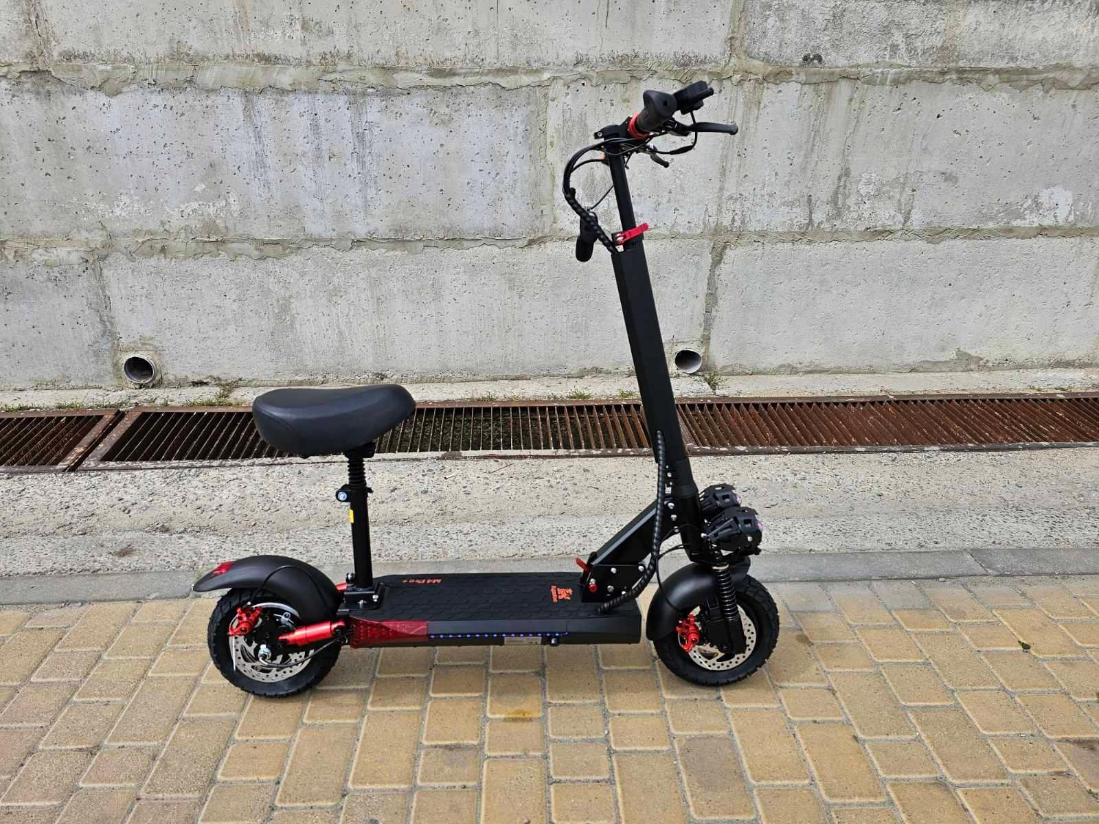 Электросамокат с сиденьем KugooKirin M4 PRO Plus 1000 W/18 Ah 2025 +3 фары - фото 3 Электросамокат с сиденьем KugooKirin M4 PRO Plus 1000 W/18 Ah 2025 +3 фары - фото 3