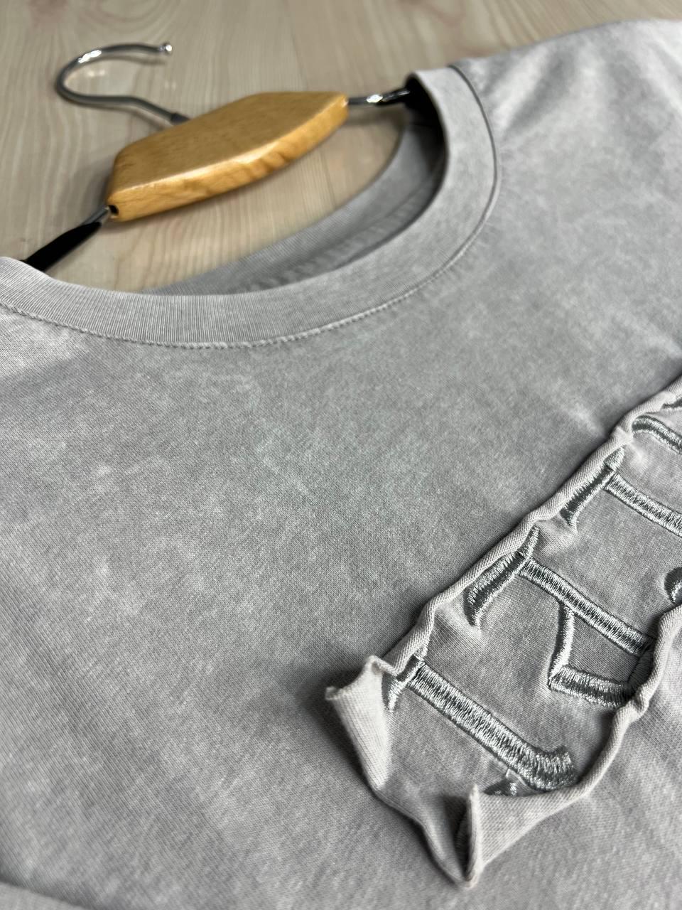 Футболка жіноча A-N 26029 широка варена тай дай довгий рукав 3\4 з вишивкою попереду OS Світло-сірий (4017) - фото 8 Футболка жіноча A-N 26029 широка варена тай дай довгий рукав 3\4 з вишивкою попереду OS Світло-сірий (4017) - фото 8