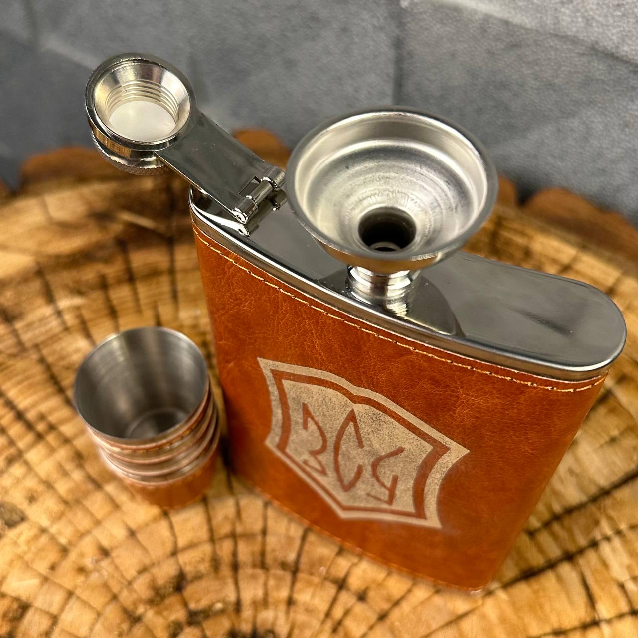 Набір фляга для алкоголю і 4 чарки в подарунковій коробці з гравіюванням ЗСУ (61044K3) - фото 5 Набір фляга для алкоголю і 4 чарки в подарунковій коробці з гравіюванням ЗСУ (61044K3) - фото 5