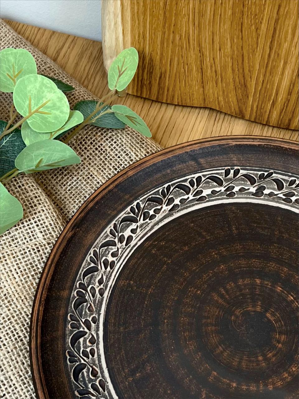 Блюдо для пиццы керамическое глиняное резное ангоб 30 см (3001-27) - фото 3 Блюдо для пиццы керамическое глиняное резное ангоб 30 см (3001-27) - фото 3