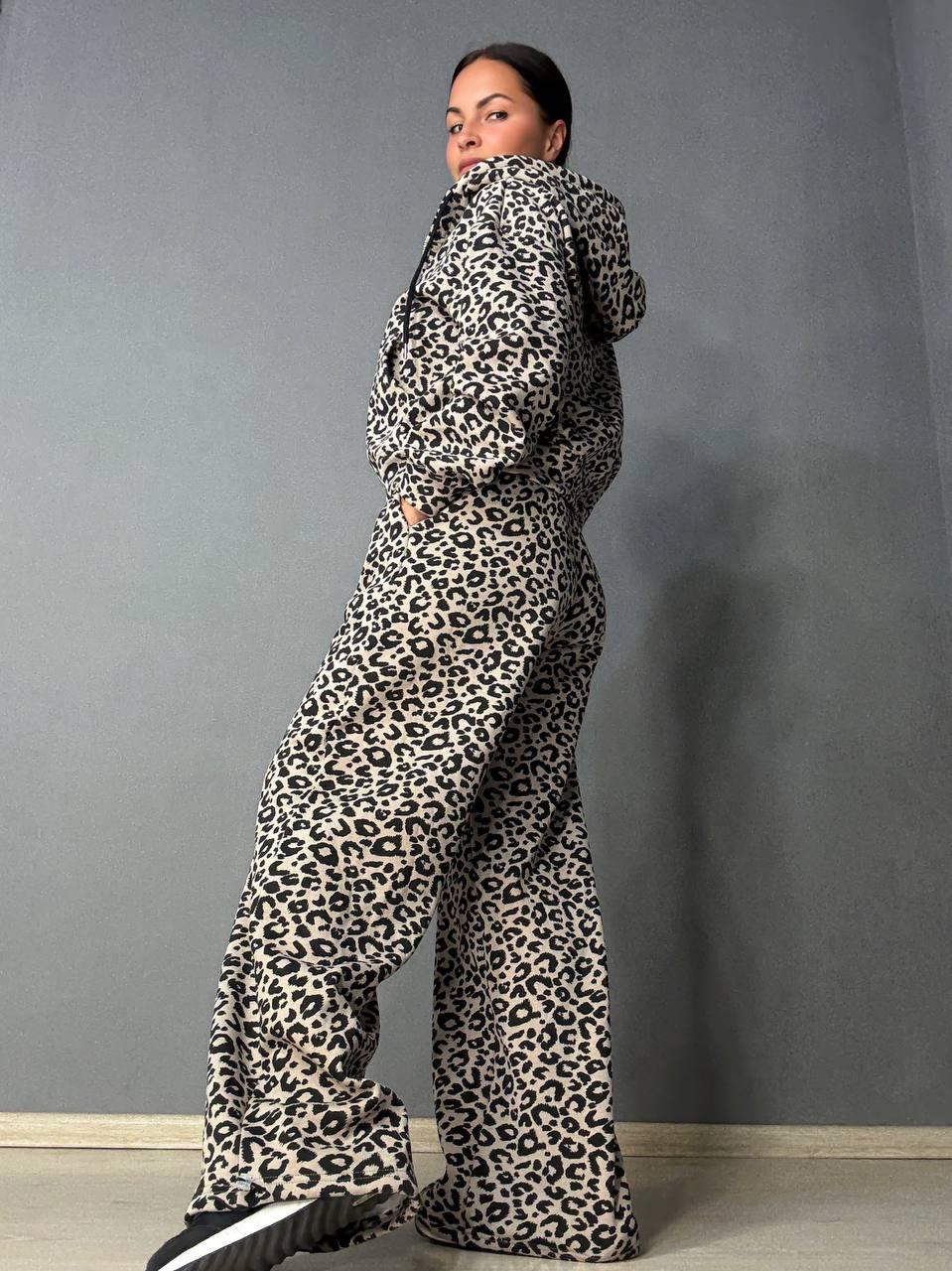 Костюм женский W 9231 худи с брюками палаццо леопардовый принт флис S Коричневый (2808) - фото 4 Костюм женский W 9231 худи с брюками палаццо леопардовый принт флис S Коричневый (2808) - фото 4