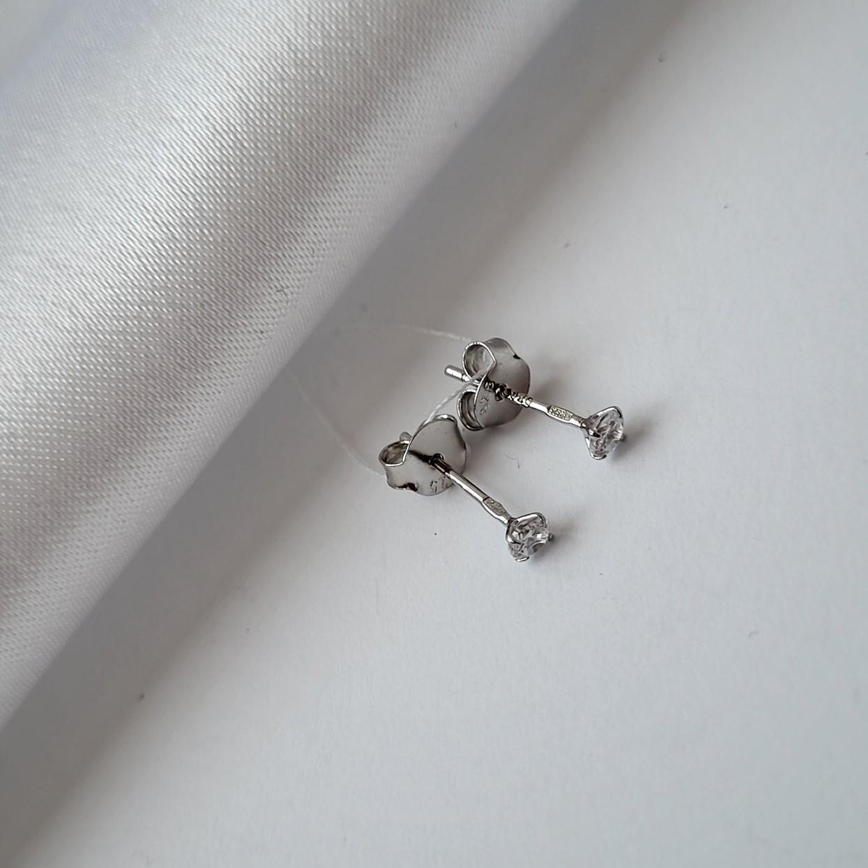 Серьги гвоздики с камнем из серебра 3 мм 925 проба 0,41 г (77178)