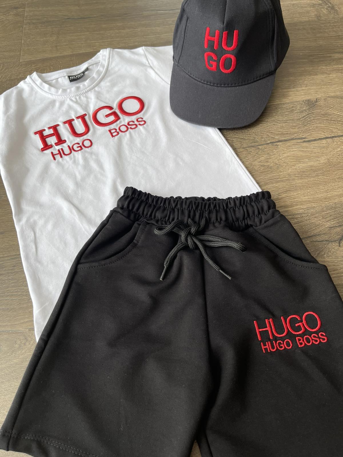 Костюм для мальчика HUGO BOSS футболка/шорты/кепка 122-128 см Бело-черный (27303989) - фото 2