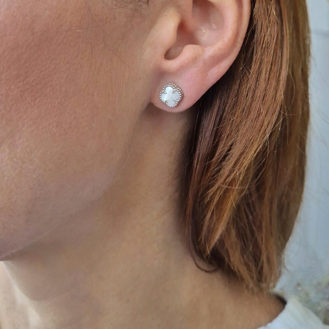 Гвоздики на закрутках клевер с перламутром серебро 925 пробы родированное 2,01 г (1664сгв)