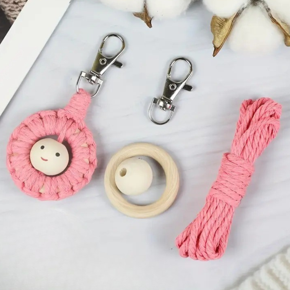 Набір макраме для рукоділля для ручного в'язання брелока для ключів та аксесуарів 10х5 см Рожевий Набір макраме для рукоділля для ручного в'язання брелока для ключів та аксесуарів 10х5 см Рожевий