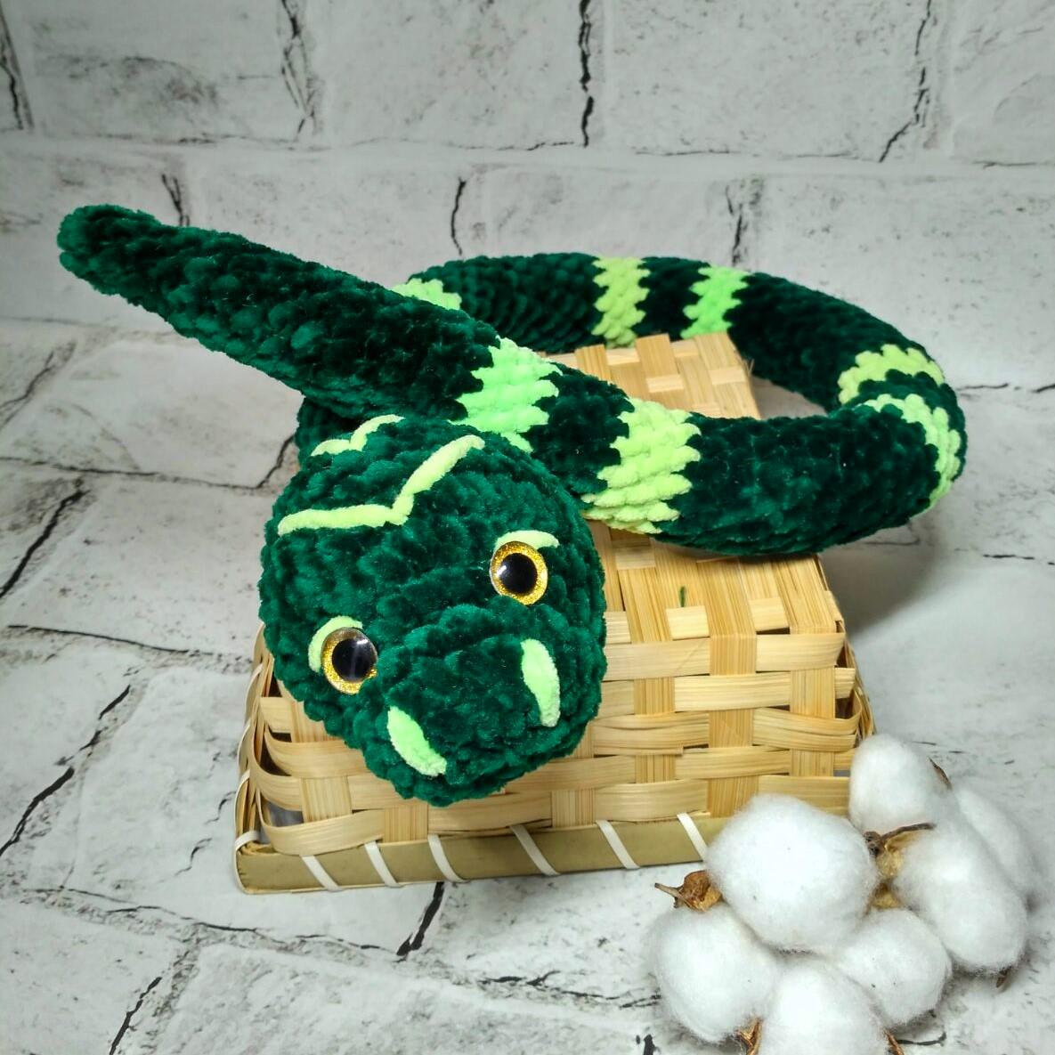 М'яка в'язана іграшка ручної роботи Змія Символ нового року 2025 Плюшикус 65 см Темно-зелений (202-60-9) - фото 2 М'яка в'язана іграшка ручної роботи Змія Символ нового року 2025 Плюшикус 65 см Темно-зелений (202-60-9) - фото 2