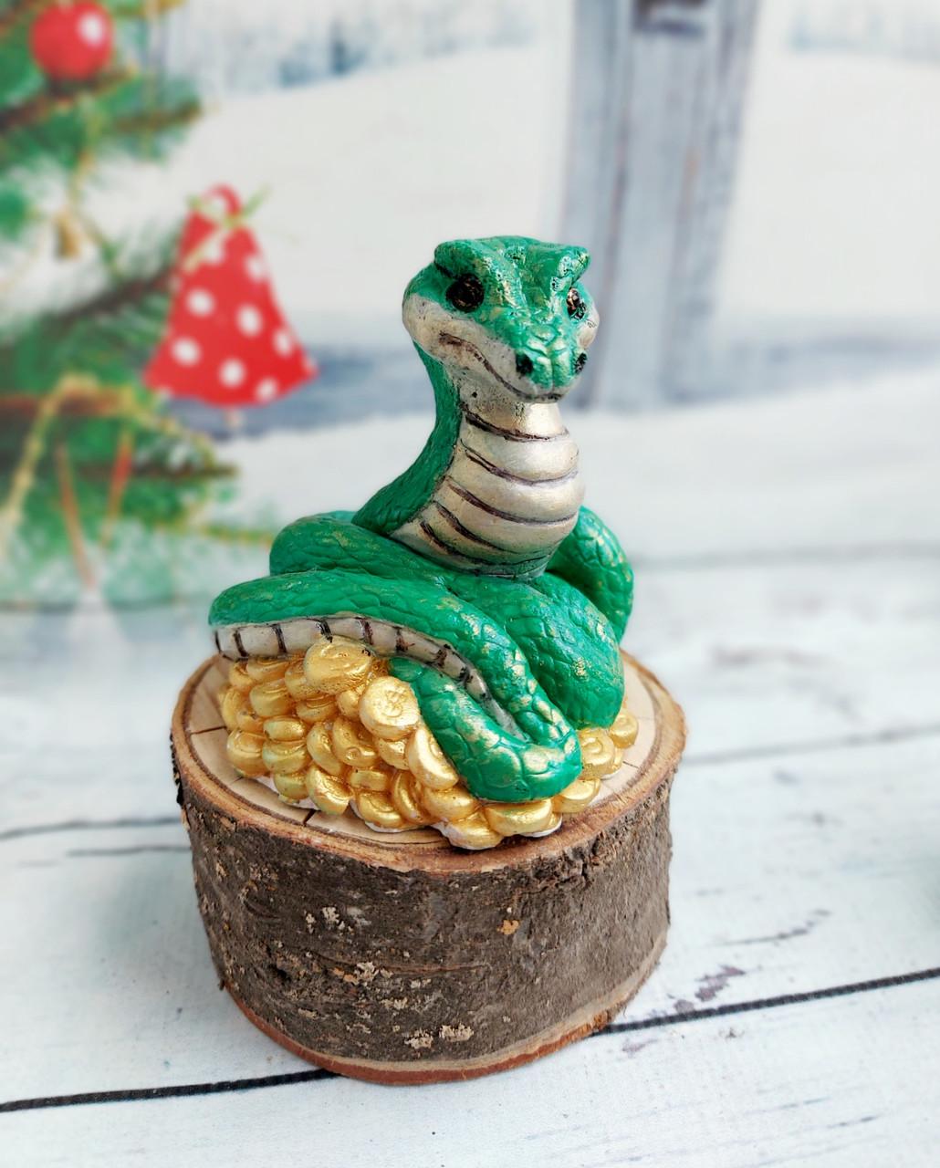 Фигурка новогодняя Змей на монетах Символ года 2025 ручная работа 8 см Фигурка новогодняя Змей на монетах Символ года 2025 ручная работа 8 см